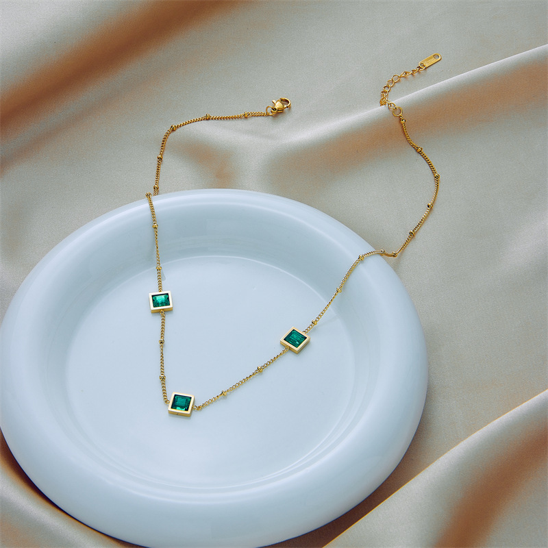 This cross-border fashionable, simple, retro, niche, light luxury square green diamond titanium steel chain necklace from Europe and America is exquisite Specification drawing