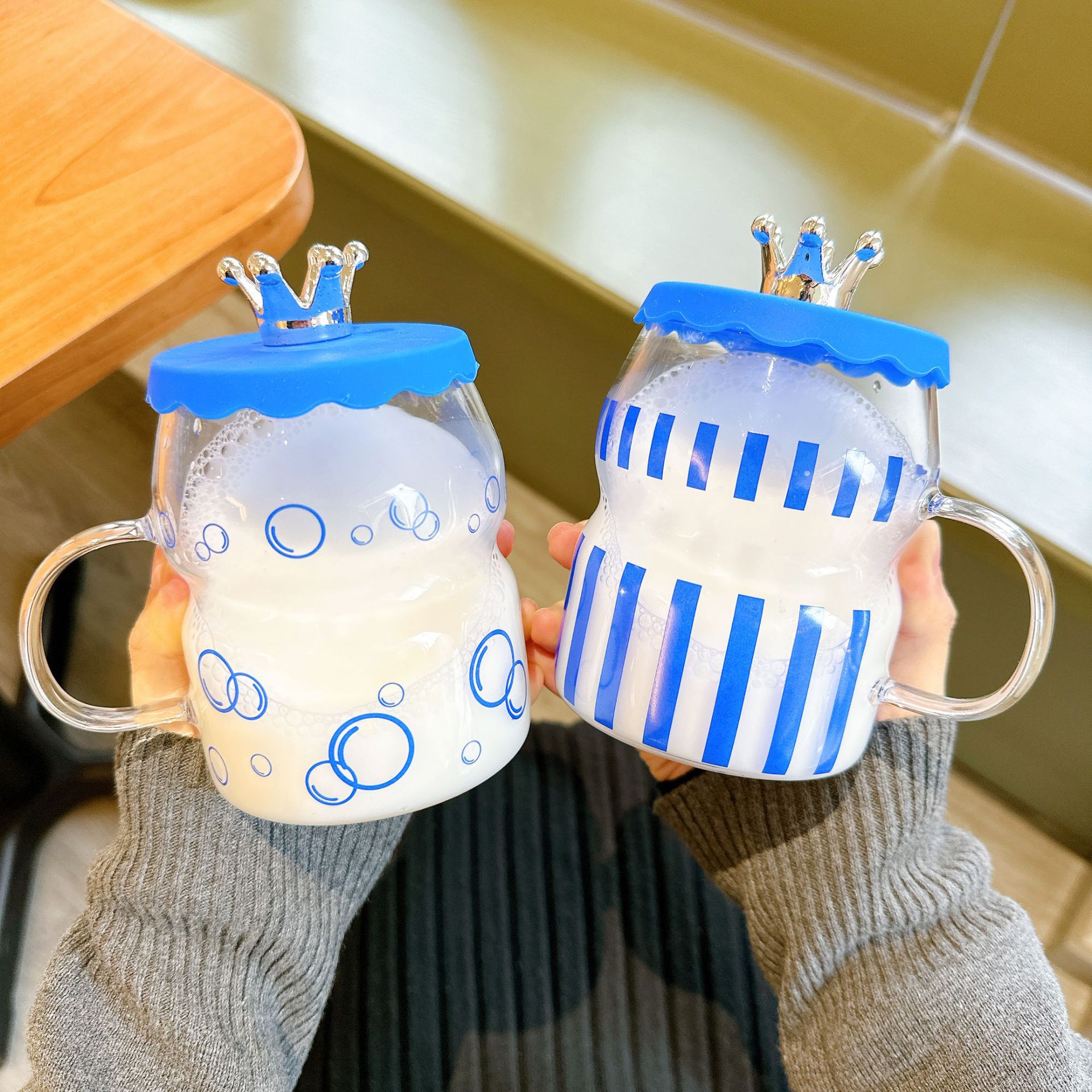 Klein blue glass cup crown creative high appearance level water cup, carry the lid to work summer ins handle cup Application Scenario
