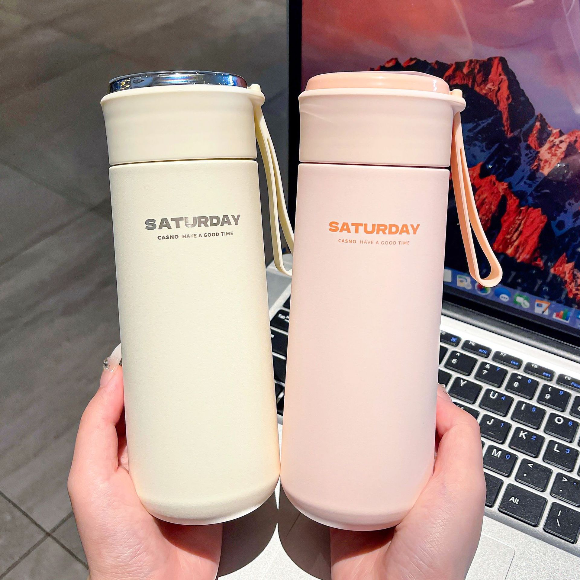 The new simple straight tube insulated cup is a solid-color smart cup that is convenient to carry. It is a household cup with a handle and comes with a tea strager full figure