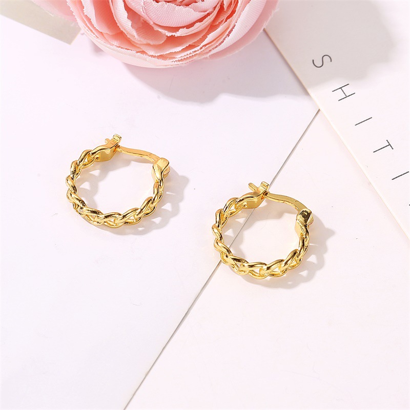 New cross-border earrings: Cold style, simple hollowed-out geometric earrings, short irregular chain stud earrings for women Application Scenario