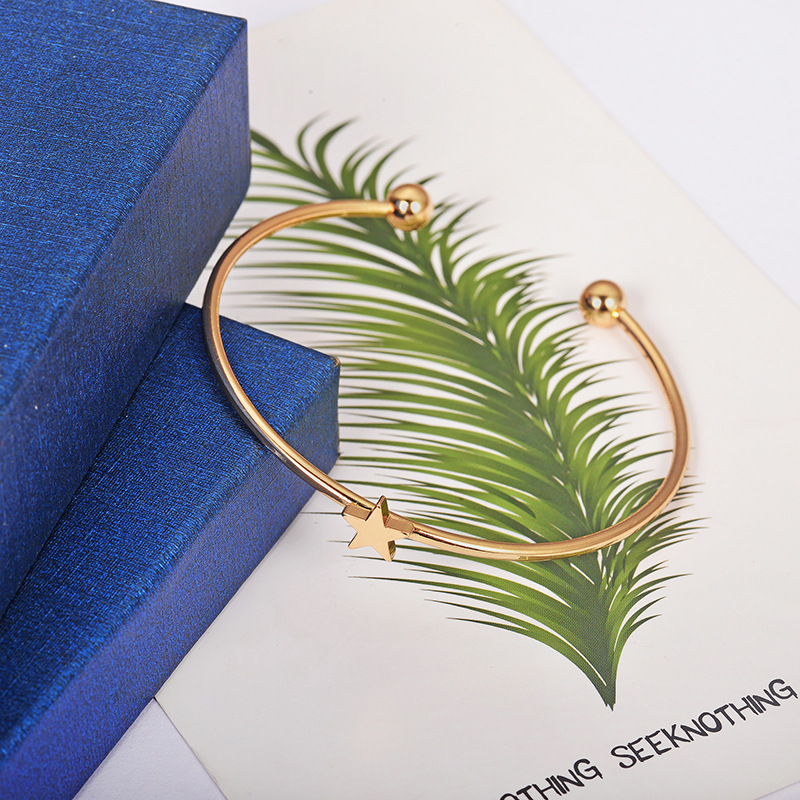 Cross-border best-selling jewelry: Simple and fashionable star and moon diamond-encrusted smooth heart-shaped star bracelet four-piece set wholesale Application Scenario