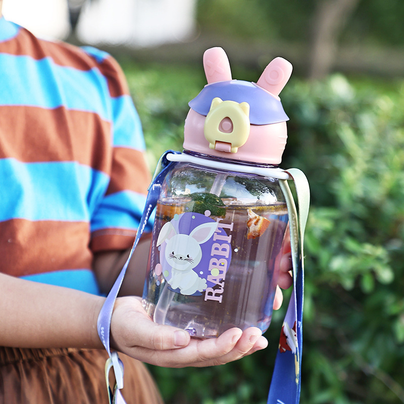 New cartoon backpack water bottle, children's straw cup, plastic cup, high-temperature resistant water cup, kindergarten baby drinking cup Application Scenario