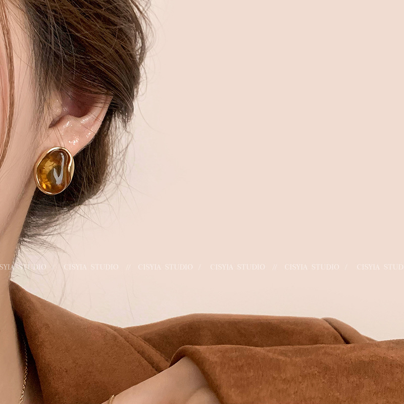 Irregular amber earring earrings for women's autumn and winter, with a retro and high-end style, are a new 2024 light luxury and niche ear accessory Application Scenario