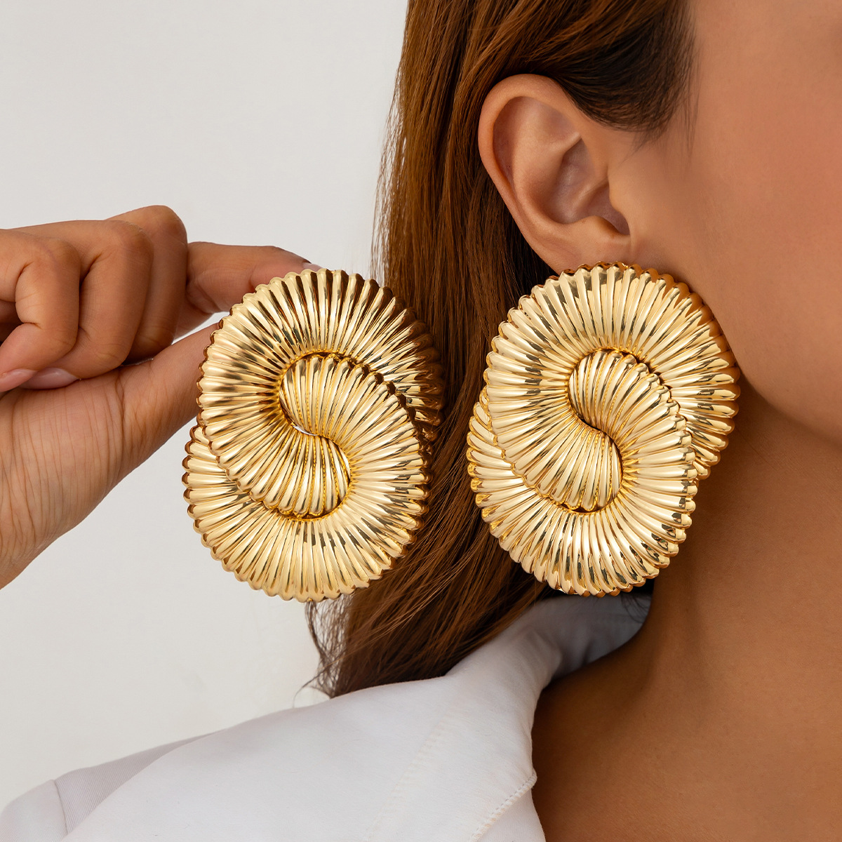 European and American exaggerated Earrings twisted ripple women 's metal fashion Earrings cross-border retro geometric large stud earrings full figure