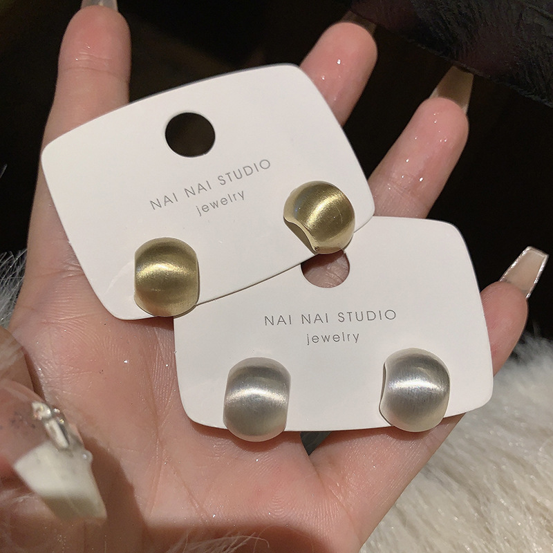 Brushed matte arc-shaped stud earrings for women, a light luxury frosted niche design earrings, a 2024 new bestseller earrings Application Scenario
