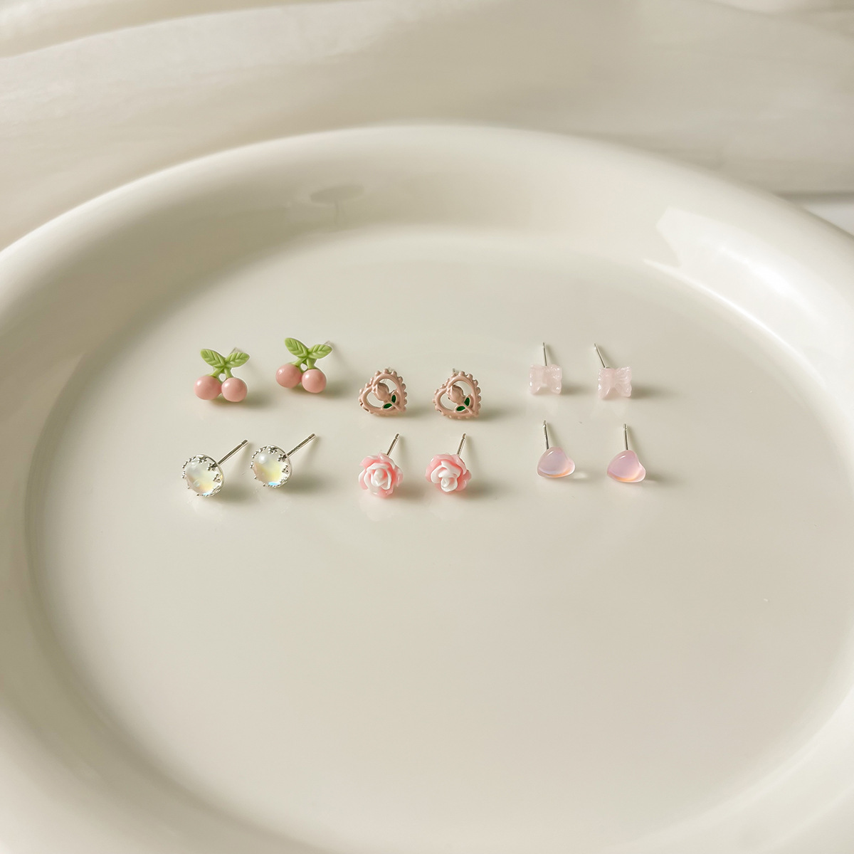 The new summer silver needle stud earrings set is fresh, cute and versatile. The earrings are small and sweet Application Scenario