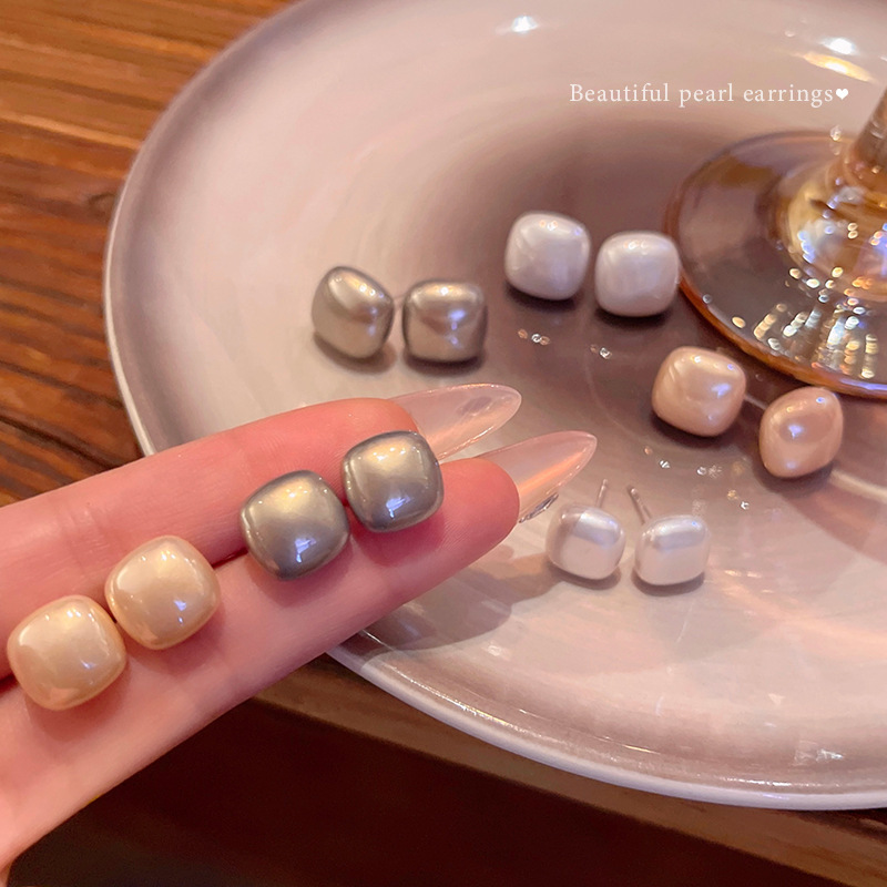 Square pearl stud earrings, a niche, high-end, and simple earring in 2024, are versatile and elegant for socialites full figure