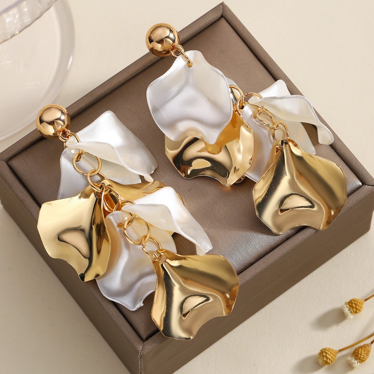 Wholesale of new European and American cross-border best-selling, personalized, fashionable, niche and elegant pendant earrings and pearl alloy women's stud earrings details Picture