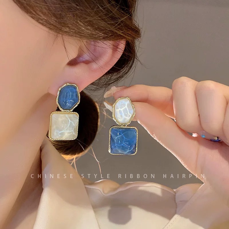 The exquisite blue earrings exude a high-end feminine charm. The ear studs are a new type of niche design in 2025, a popular and trendy earpiece details Picture