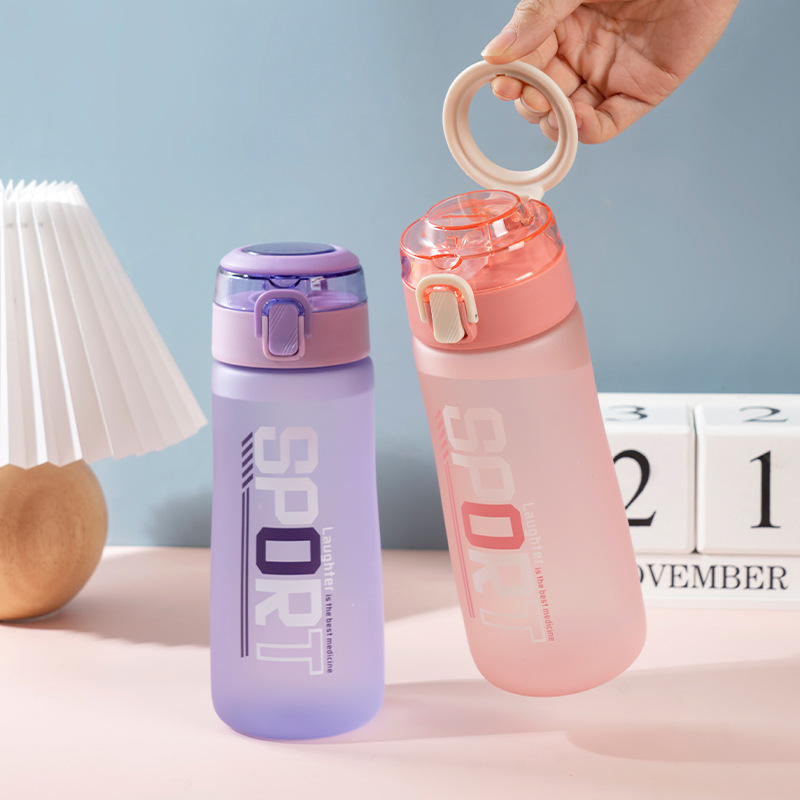 Yitong Fashion's new outdoor plastic cups, girls' casual cups, high appearance level portable pop-up lid frosted water cups wholesale Application Scenario
