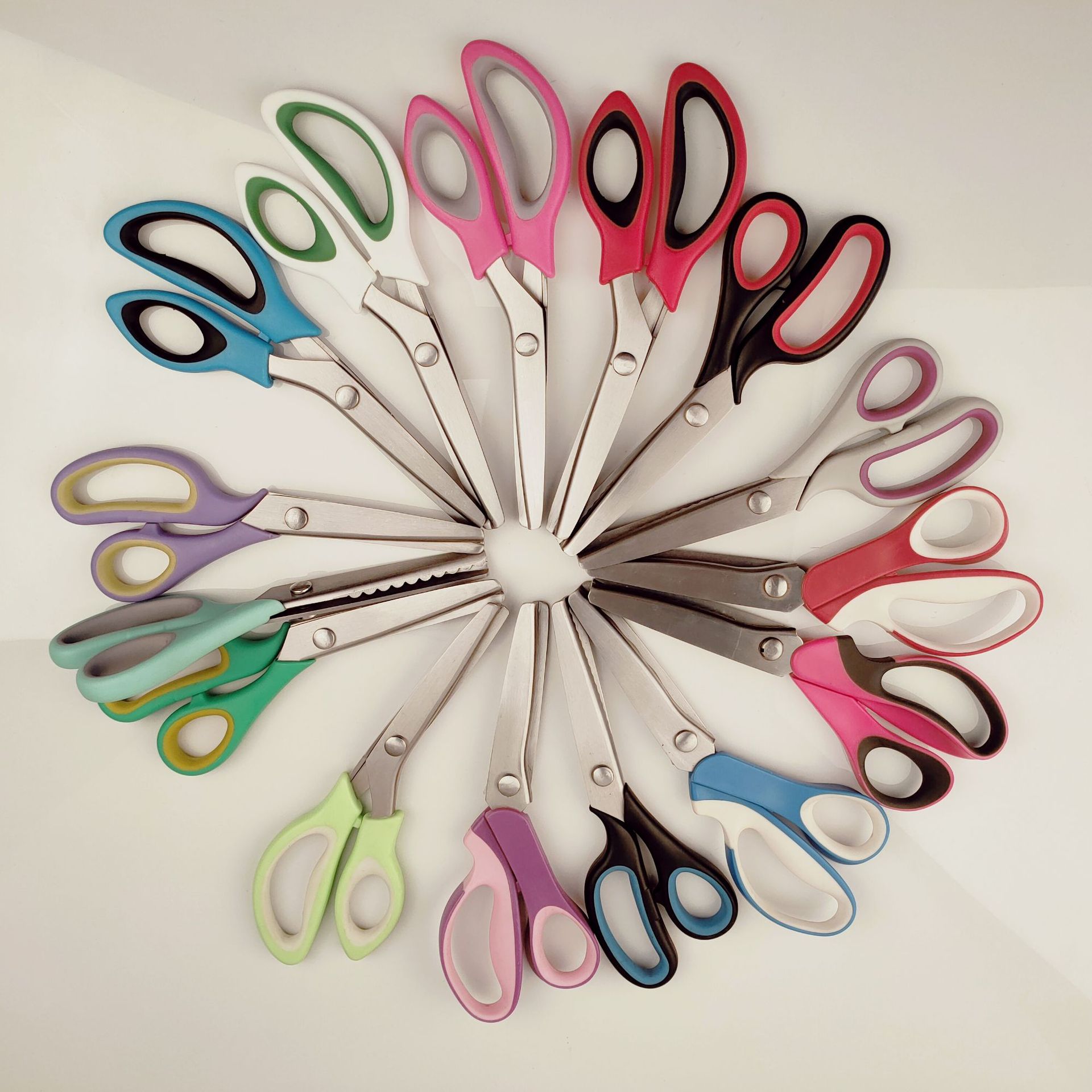 F8 triangular arc scissors, dog tooth scissors, pattern fabric scissors, sawtooth scissors, fabric sample scissors, photo scissors, lace scissors Application Scenario