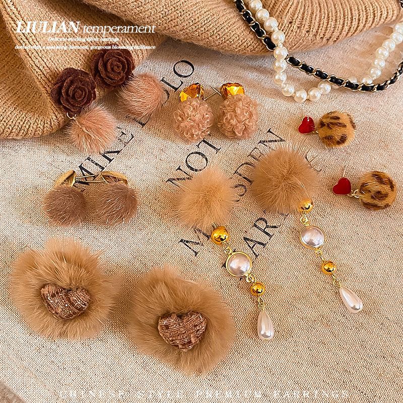 Maillard's autumn and winter plush earrings exude a sense of high-end and light luxury for women. The new 2024 style of furry stud earrings exude a touch of elegance and French style full figure