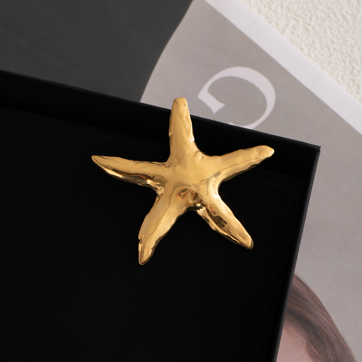 European and American stainless steel metal vacation-style brooch, silver starfish, seaside creative, high-end, fashionable and niche brooch Specification drawing