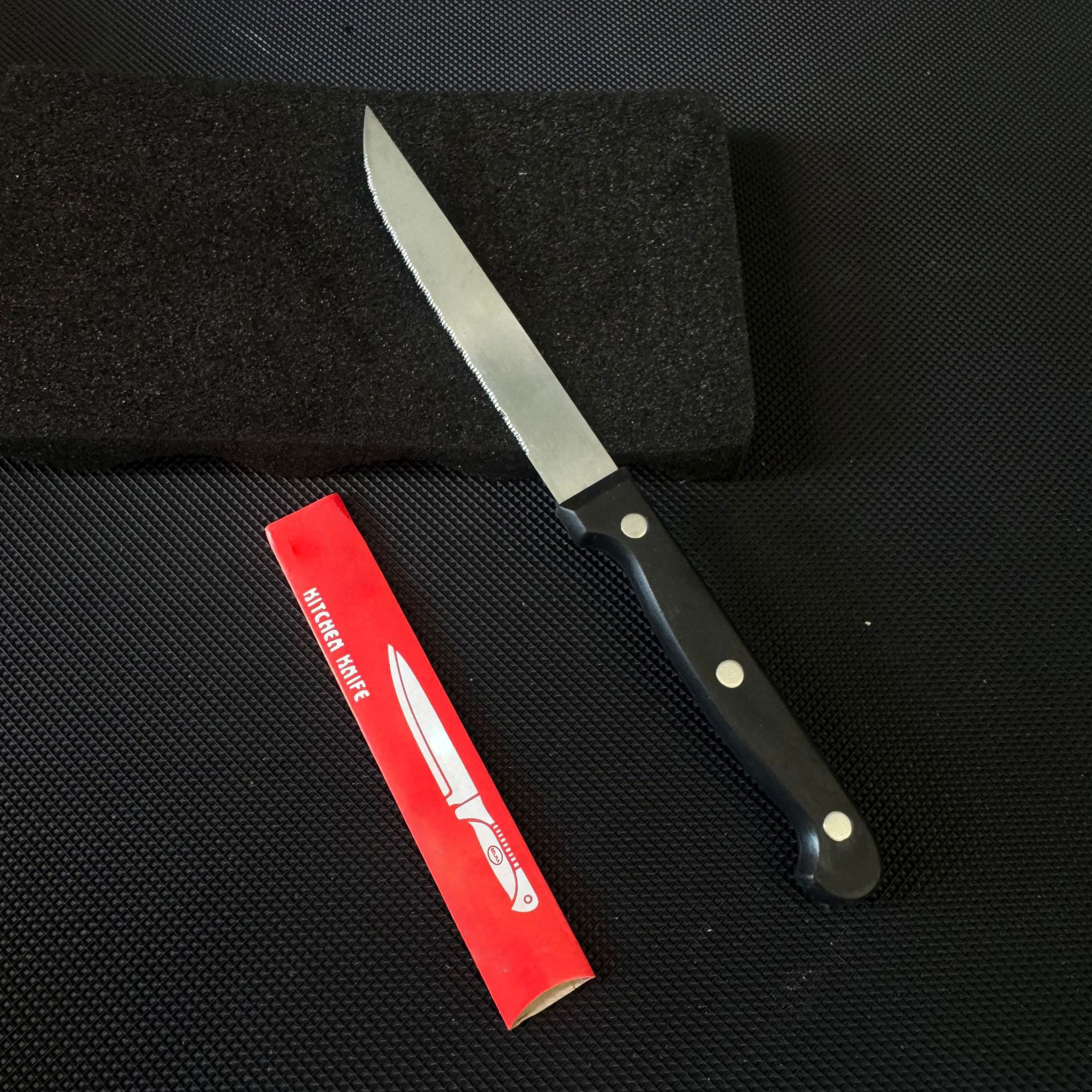 Sharp stainless steel fruit knives, serrated Western dining knives, Western steak knives, hotel and restaurant tableware knives in stock full figure