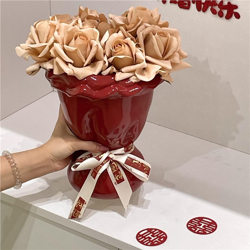 New flower-shaped ceramic hand-held flower vases for home decoration and newlyweds Item Picture