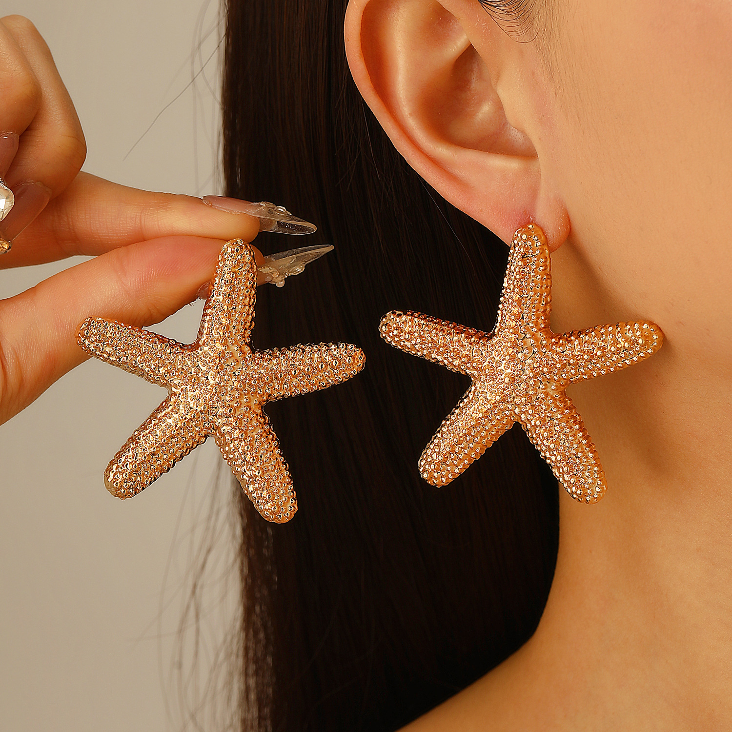 European and American cross-border ocean vacation style personalized starfish stud earrings for women, simple, exaggerated, niche and fashionable star earrings full figure