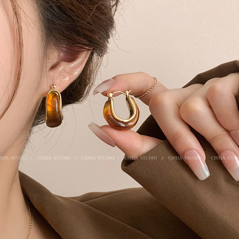Irregular amber earring earrings for women's autumn and winter, with a retro and high-end style, are a new 2024 light luxury and niche ear accessory details Picture