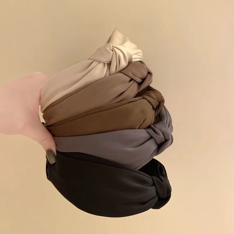 Solid-color wide-brimmed hairband for women, simple and elegant. Silk knot and hair pressing headband. Korean-style milk coffee-colored fabric headband Specification drawing