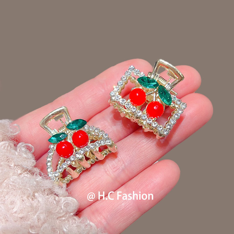 The small cherry diamond hair clip with a fresh and elegant design, the stylish bangs at the back of the head, the small scratch-off clip, is a versatile and sweet hair accessory Application Scenario