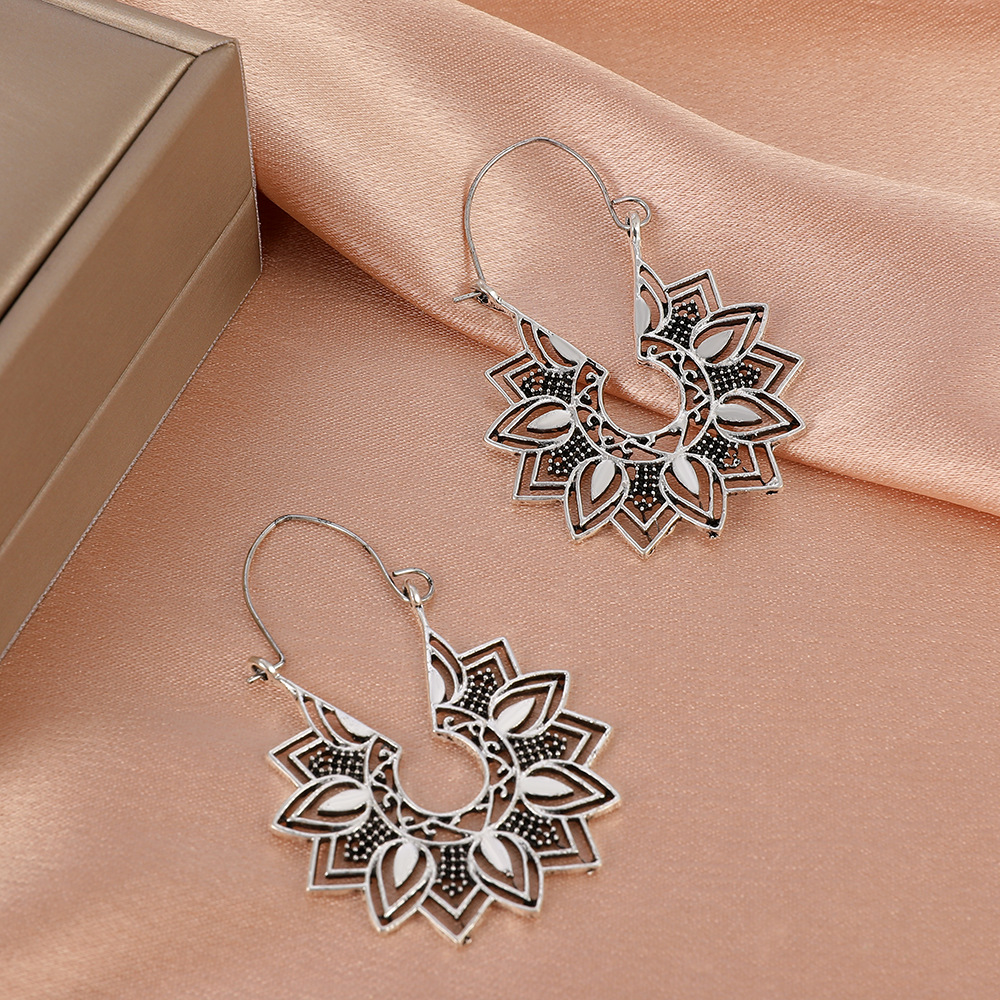 Cross-border retro alloy hollowed-out flower earrings, Bohemian fashion exaggerated geometric stud earrings, ethnic style earrings for women Specification drawing