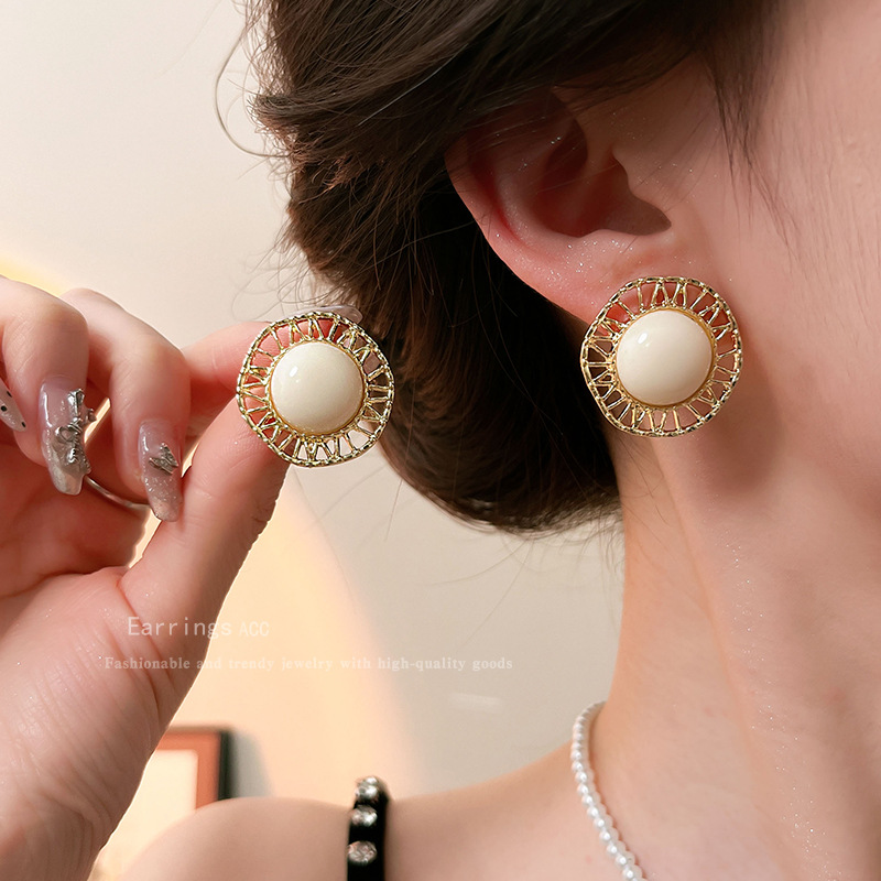 French pearl earrings for women, 2025 new style bestsellers, high-end ear studs, retro style, versatile and niche earrings for Internet celebrities Specification drawing