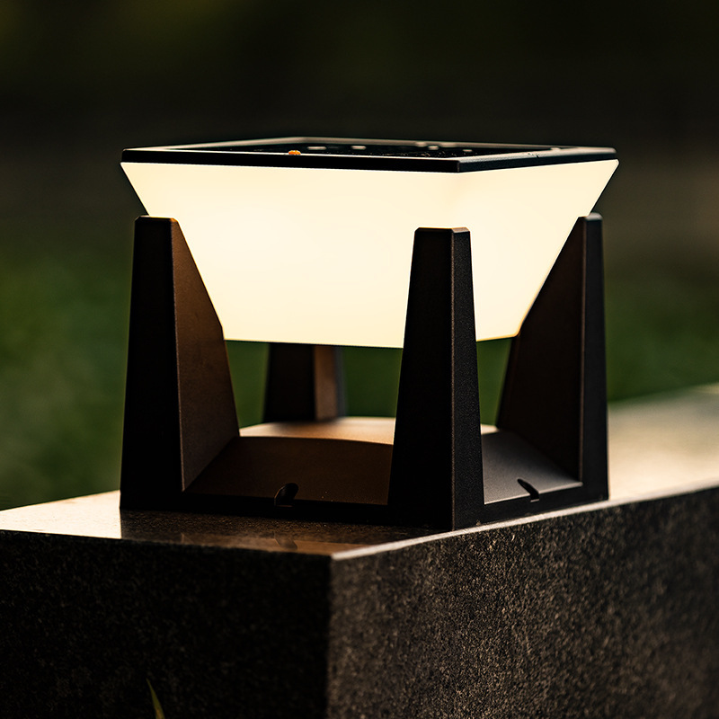 New cross-border solar column head lamp, outdoor waterproof courtyard, modern villa gate, fence, camping garden column lamp Application Scenario