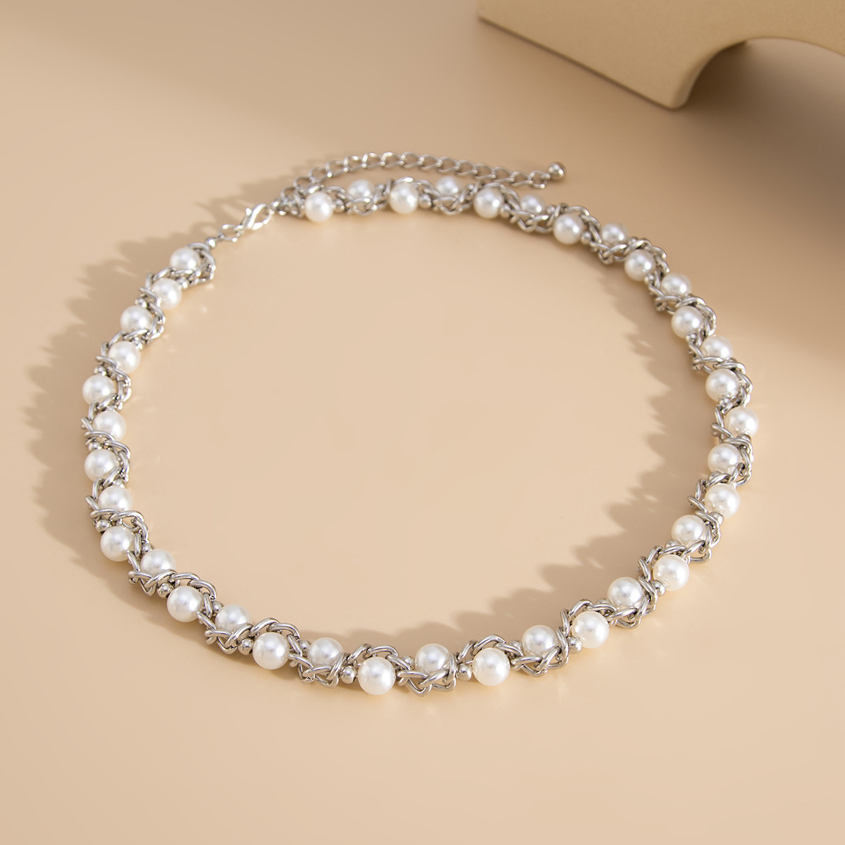 European and American cross-border metal wound twist chain imitation pearl necklace, retro single-layer heavy industry choker light luxury necklace Application Scenario