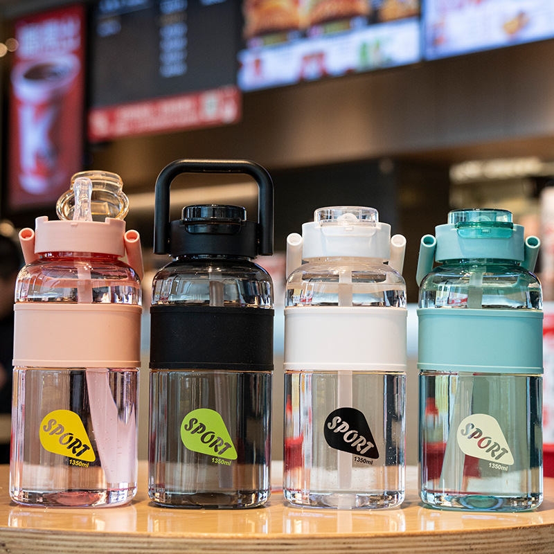 Summer large-capacity fitness plastic sports water bottle, outdoor portable straw cup, simple anti-scald silicone plastic cup full figure