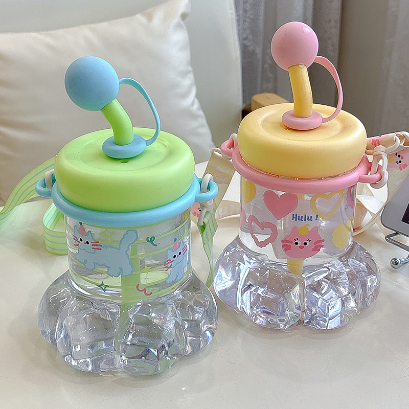 This cute cat-paw plastic cup has an adjustable rope for easy carrying. The cup body is designed with a silk-screened straw, making it a large-capacity drinking cup Specification drawing