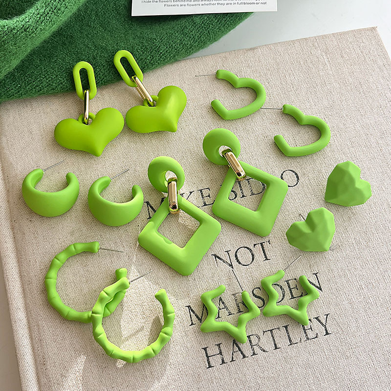 The fresh and clean green earrings exude a sense of sophistication and simplicity. The earrings are a new 2025 bestseller and a niche Internet celebrity accessory details Picture