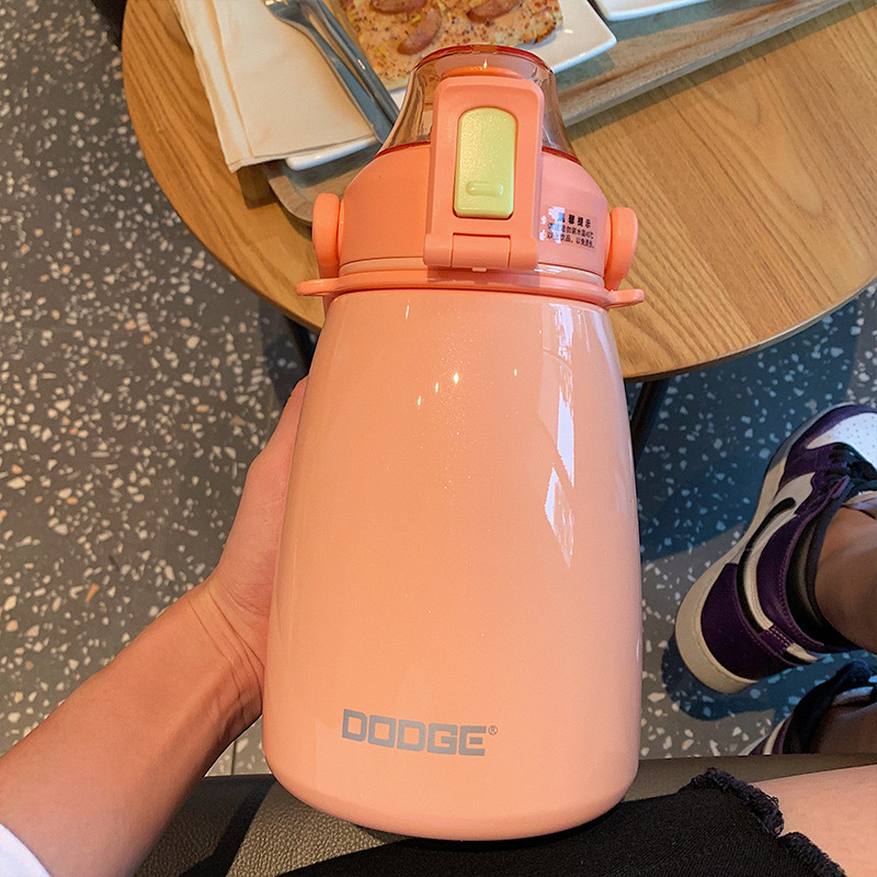 High appearance level insulated cup with straw, simple large-belted water bottle, portable outdoor large-capacity 316 stainless steel straw cup Application Scenario