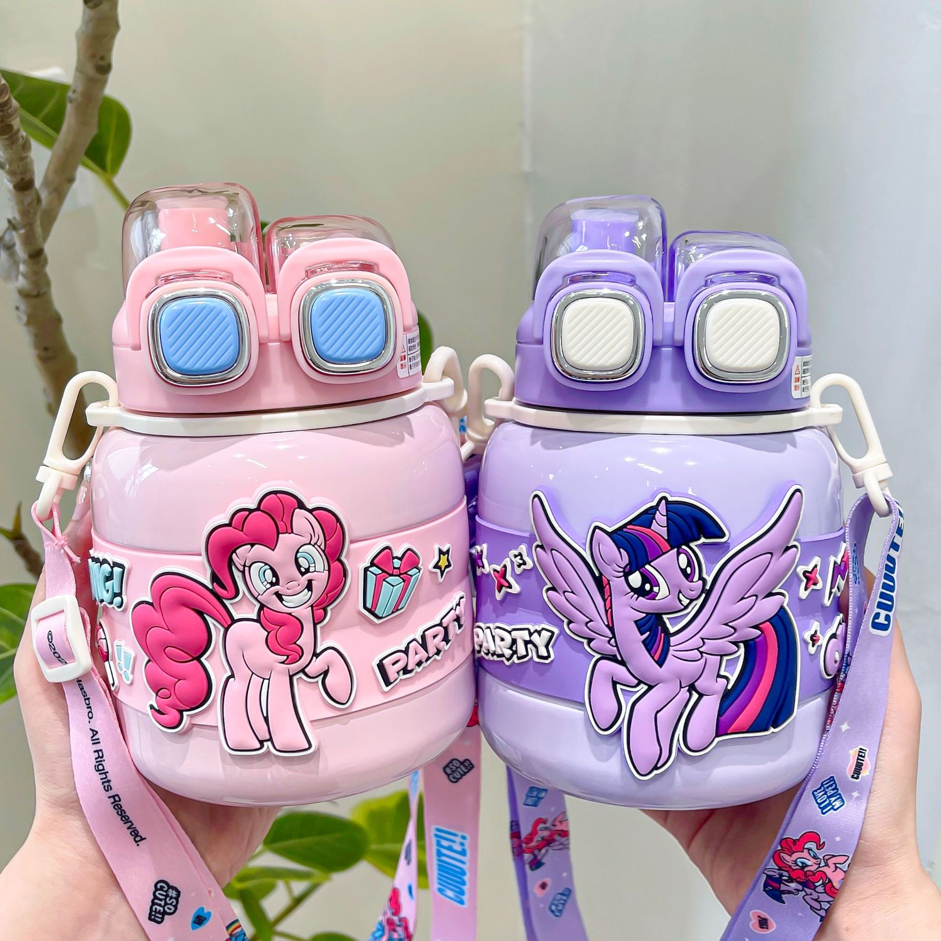 The cute Little Pony Fang Dun Dun insulated cup is convenient to carry. It features a silk-screen printing design and a large-capacity double-drinking design full figure