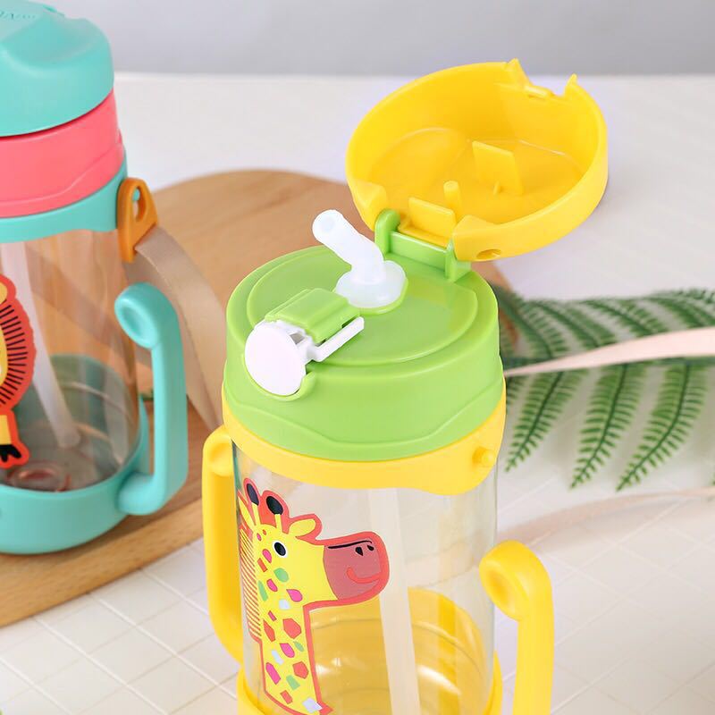 Yinqian recommends wholesale water cups for children with straps, double handles, dual-purpose straw cups and kettles, and creative cartoon designs Application Scenario