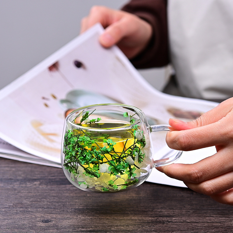 High-appearance-level double-layered glass cups, high-borosilicate glass tea cups, internet-famous double-layered dried flower cups with handles, coffee cups with handles Application Scenario