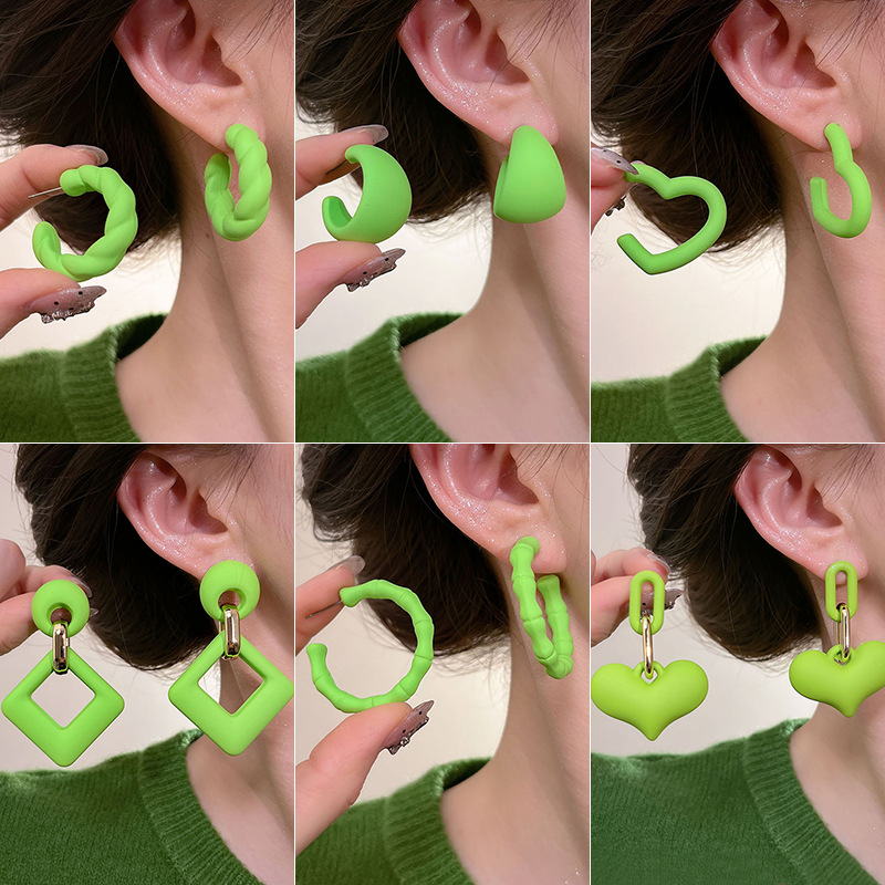The fresh and clean green earrings exude a sense of sophistication and simplicity. The earrings are a new 2025 bestseller and a niche Internet celebrity accessory full figure