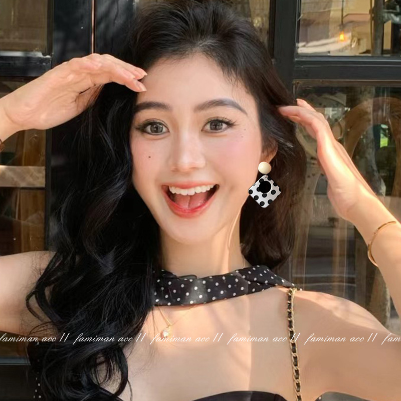 Retro Hong Kong-style colorful earrings for girls, a fresh and elegant spring stud, 2025 new style, personalized and fashionable earrings Application Scenario