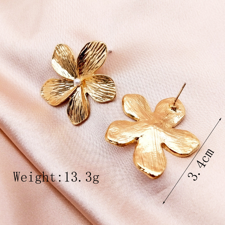 ins European and American cross-border flower element earrings, stud earrings, retro and simple pearl inlaid earrings, gold alloy women's wholesale Specification drawing