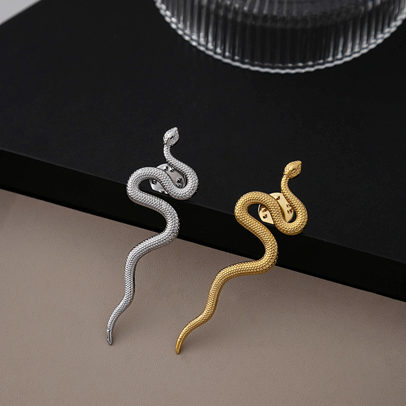 Wholesale of cross-border exaggerated snake-shaped brooches from Europe and America, with a creative and individualistic cold style and versatile animal clothing accessories full figure