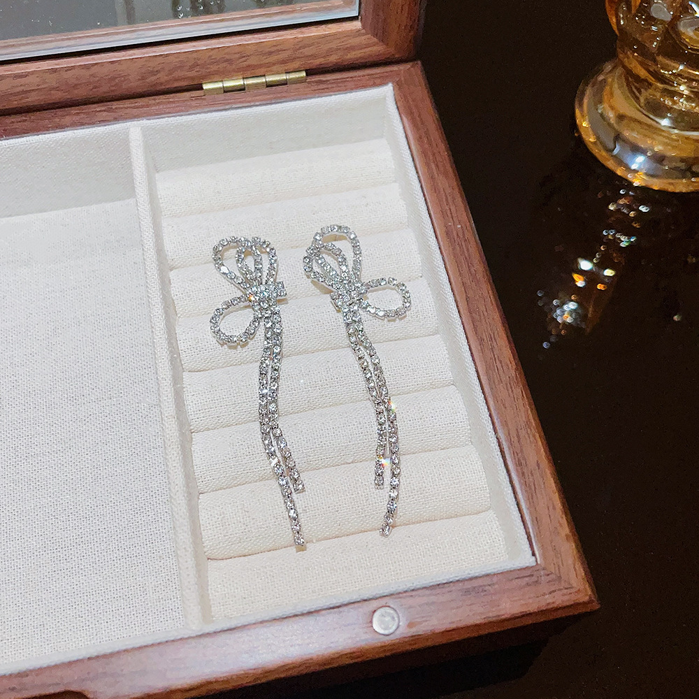 The new Korean-style bow tassel earrings exude a sense of light luxury and sophistication. They are versatile earrings and accessories with a cool and feminine touch Application Scenario