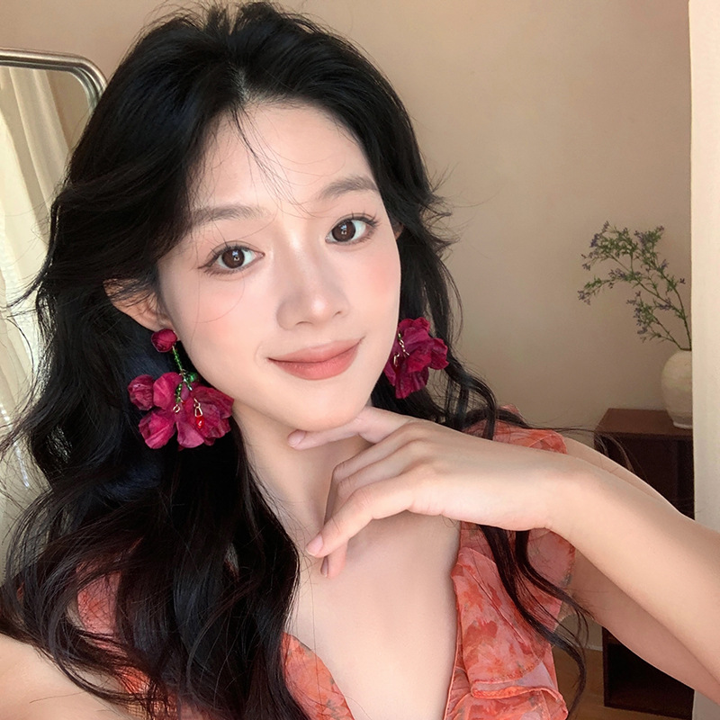 Pink sweet flower earrings, a niche design for women with a high-end feel. Beaded ear studs are unique, exaggerated and elegant, and are popular earrings on the Internet Specification drawing