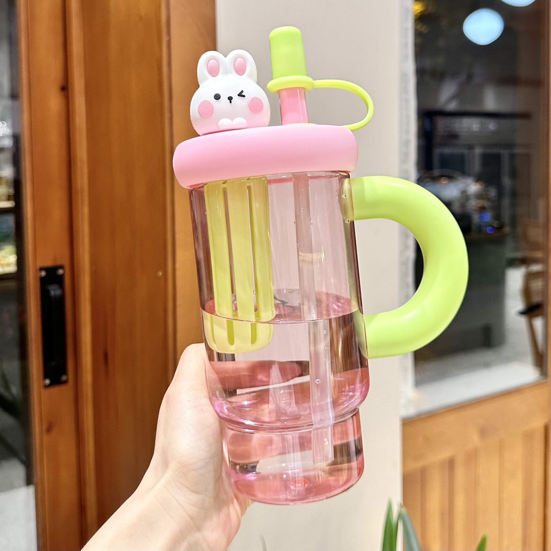 New high-appearure-level large-capacity water cup with straw, heat-resistant and portable. Thickened plastic cup with large capacity for students in summer Item Picture
