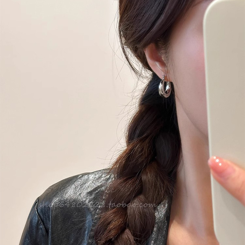 Basic and versatile gold and silver ear rings for women 2025 new bestsellers, unique plain ring earrings, fashionable ear buckles, stud earrings and other earrings full figure