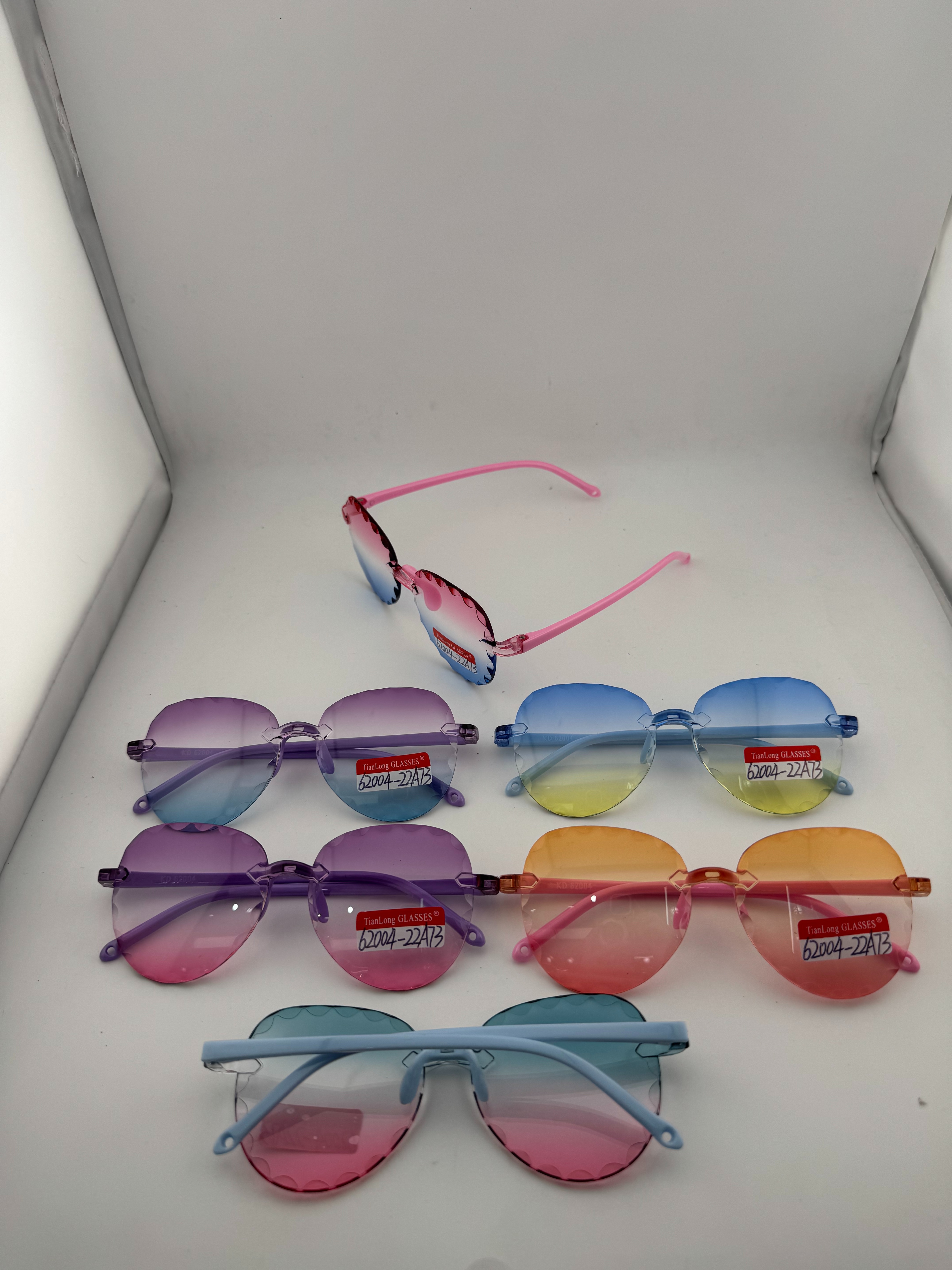 Children's dopamine-colored trendy glasses are available in a variety of colors