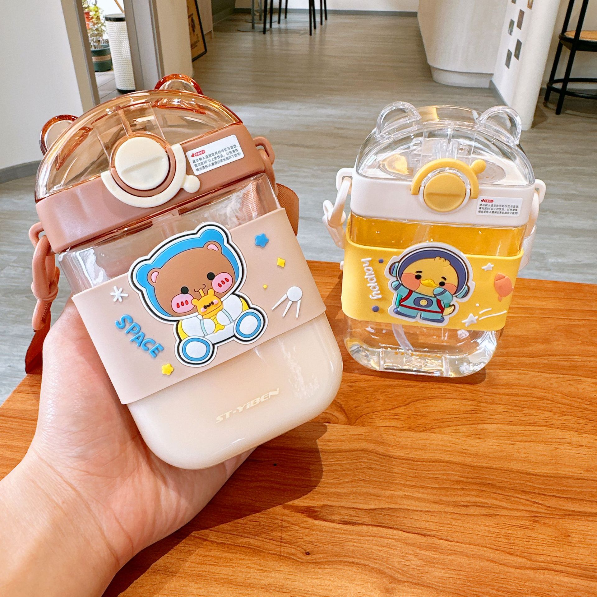 Cute square straw cup, cartoonish and adorable, high appearance level plastic cup, flat portable pop-up lid water cup for children and kindergartens Application Scenario