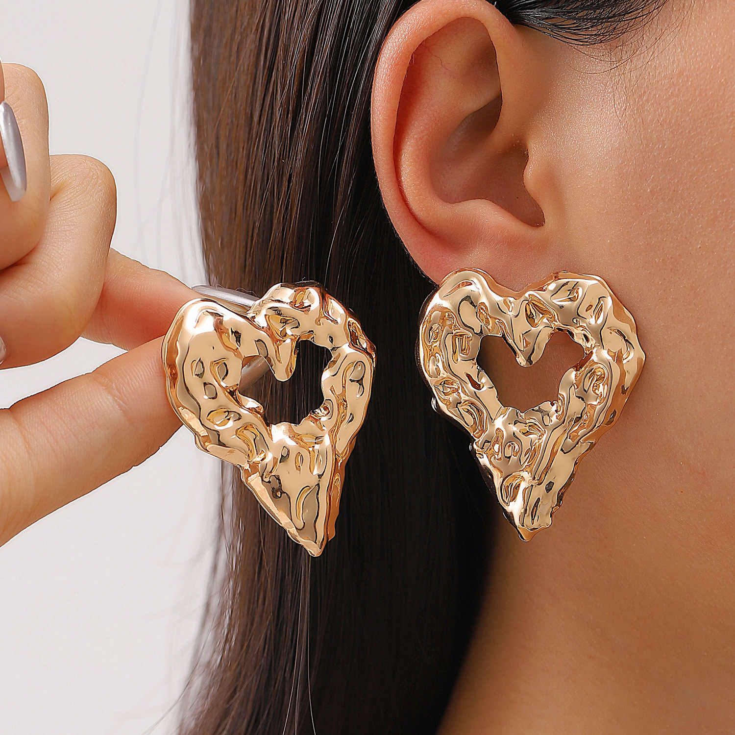 European and American pleated lava metal-textured hollowed-out heart-shaped stud earrings, unique, niche, elegant and high-end, exaggerated earrings for women full figure