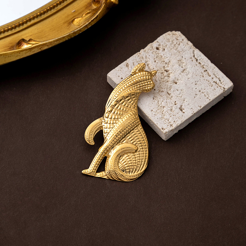 Wholesale of retro and high-end European and American vintage animal brooches, simple and niche kitten creative design accessories details Picture
