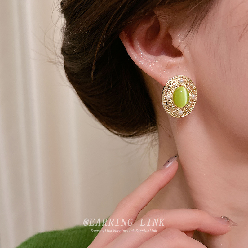 Retro and high-end green earrings for women, 2025 new bestsellers, simple and elegant, niche ear studs, trendy and fashionable earrings details Picture