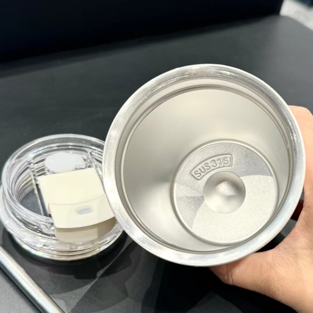 Cute cartoon water cup, coffee insulated cup, high appearance level, male and female students, car, summer cooling, simple desktop cup Application Scenario