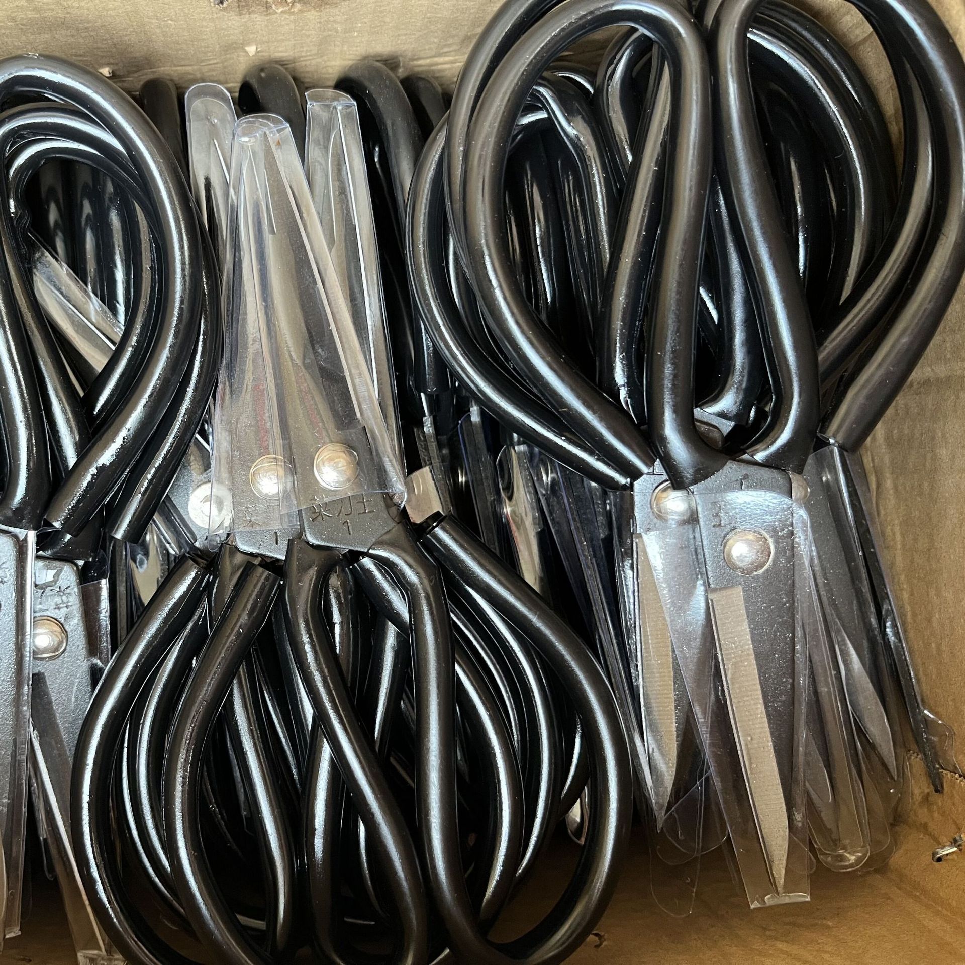 Kitchen Knife King No. 1 scissors, black-headed and black-tube office scissors, industrial tailor scissors, household kitchen scissors Application Scenario