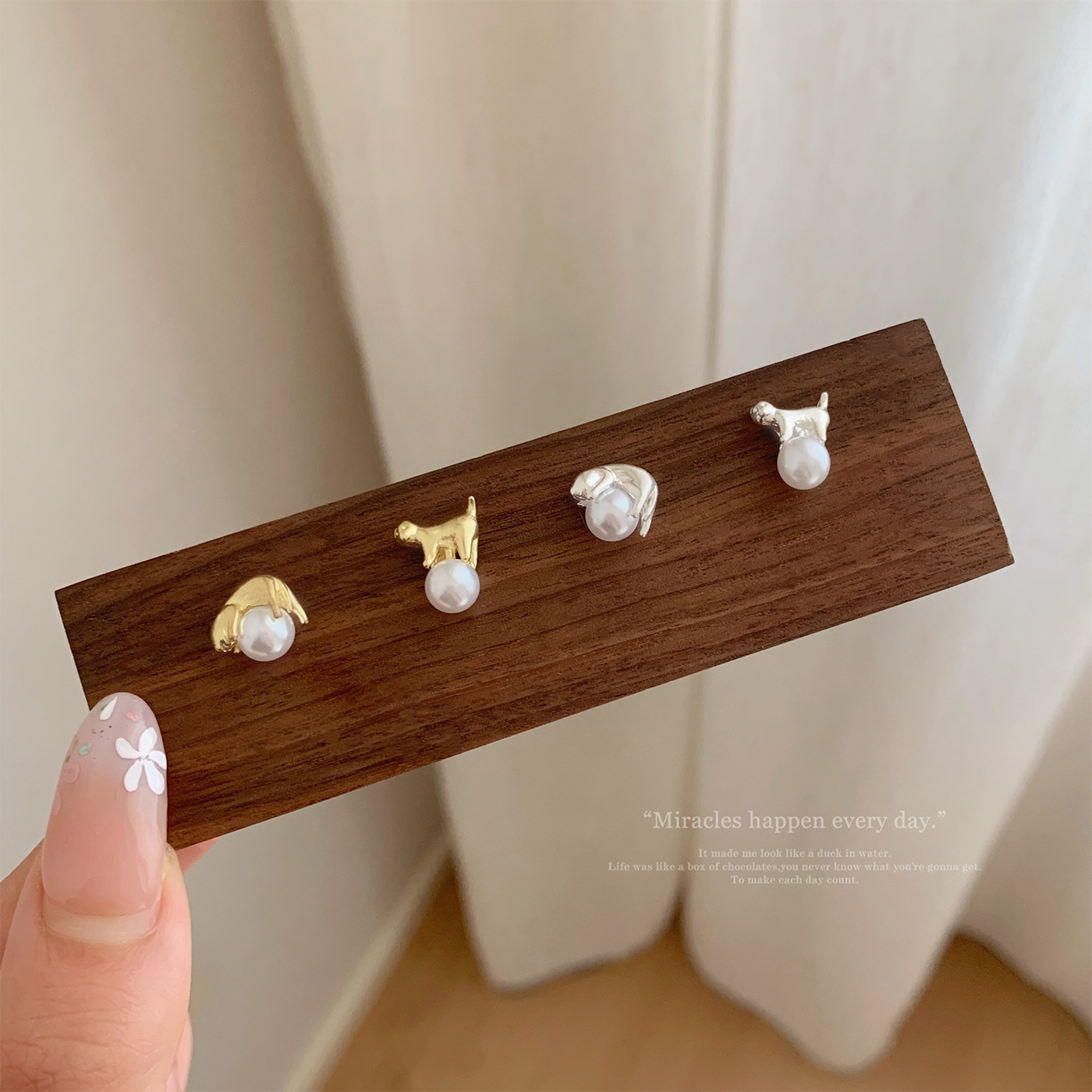 Simple and personalized gold and silver, cute and laid-back cat pearl stud earrings, small and exquisite female student daily earrings full figure
